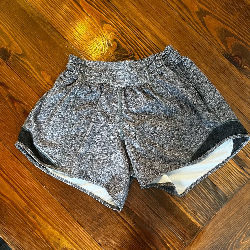 lululemon athletica Hotty Hot Heathered Gray 
-excellent condition
-4 inches